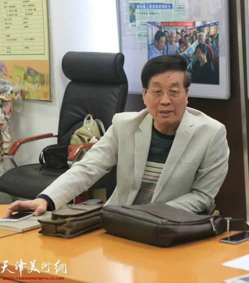 《天津书画家总览》工作室编辑部主任杜中华介绍总览纸媒编辑思路。