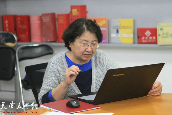 《天津书画家总览》工作室编辑部责任编辑姜桂荣介绍总览近现代版资料收集情况。