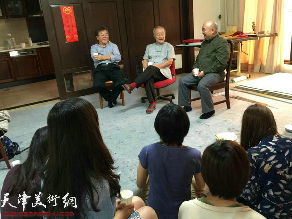 尹沧海教授与刘国松先生和李振明院长为台师大研究生讲学