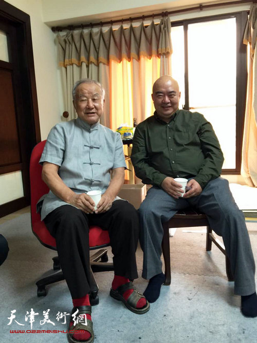 图为尹沧海与刘国松先生在为台湾师范大学研究生课堂上