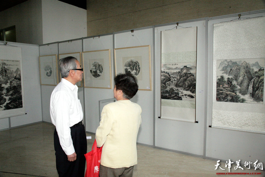 “董云华山水画展”在今晚传媒大厦开展，图为展览现场。