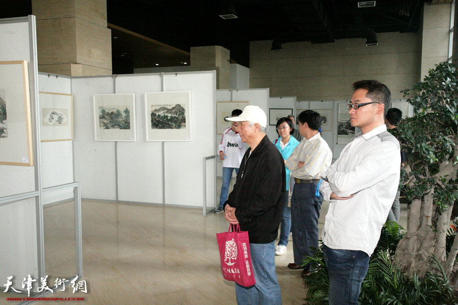 “董云华山水画展”在今晚传媒大厦开展，图为展览现场。