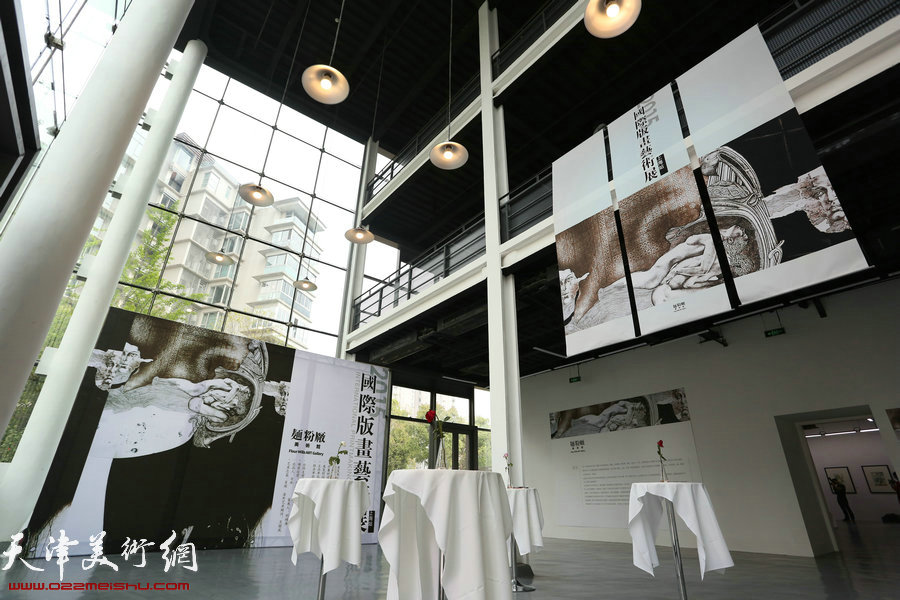 梅江国际艺术馆（中国·天津）主办的“2015国际版画艺术展-上海站”4月18日在面粉厂美术馆隆重举行。