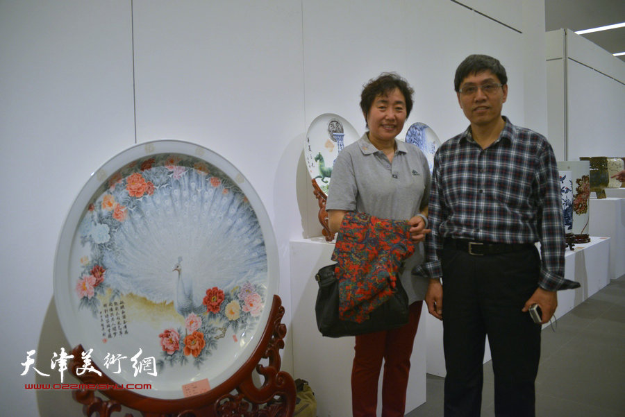 图为刻瓷大师陈起平夫妇在展览现场。