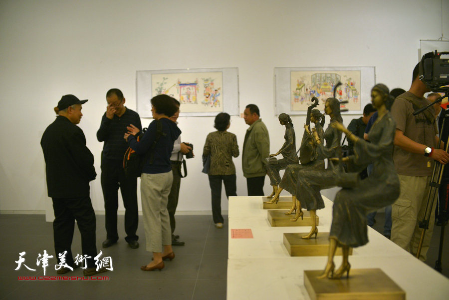 “2015首届天津市工艺美术大师作品暨工艺美术精品展”4月28日在天津美术馆开幕。图为展览现场。