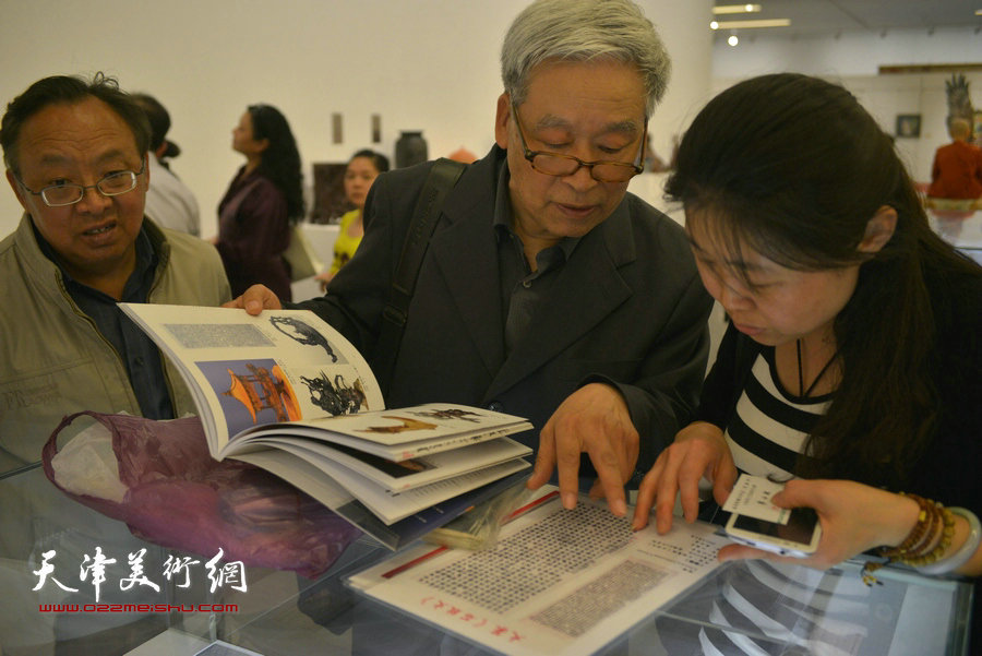 “2015首届天津市工艺美术大师作品暨工艺美术精品展”4月28日在天津美术馆开幕。图为展览现场。