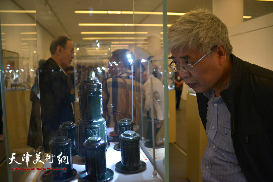“2015首届天津市工艺美术大师作品暨工艺美术精品展”4月28日在天津美术馆开幕。图为展览现场。