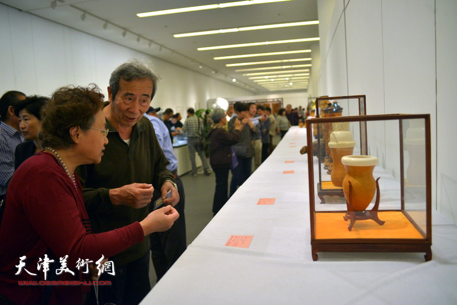 “2015首届天津市工艺美术大师作品暨工艺美术精品展”4月28日在天津美术馆开幕。图为展览现场。