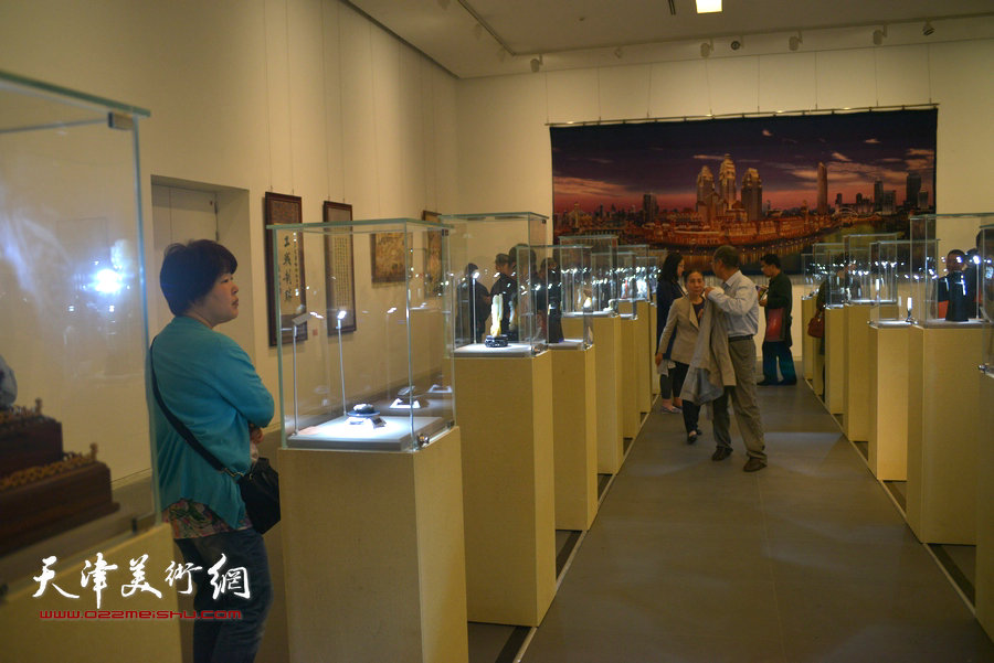 “2015首届天津市工艺美术大师作品暨工艺美术精品展”4月28日在天津美术馆开幕。图为展览现场。