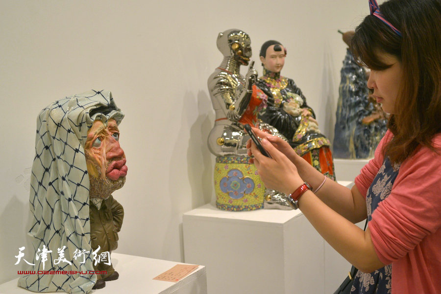 “2015首届天津市工艺美术大师作品暨工艺美术精品展”4月28日在天津美术馆开幕。图为展览现场。