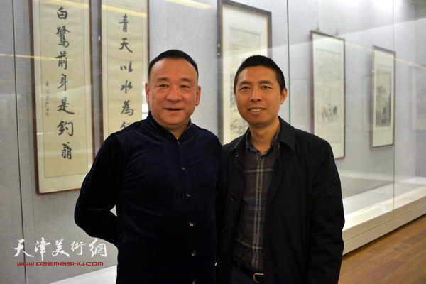 图为鼎天国际拍卖有限公司中国书画部专家何纯与著名画家贾冰吾在“收&藏——博物馆与私人收藏对话展”现场。