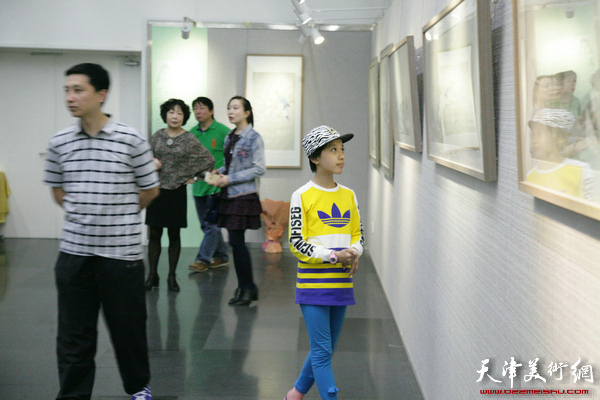 “工笔画的写意性”张俊、孙文龙、李娇、孙超花鸟画展在天津图书馆举办，图为展览现场。