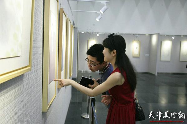 “工笔画的写意性”张俊、孙文龙、李娇、孙超花鸟画展在天津图书馆举办，图为展览现场。