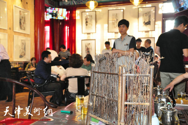 图为画展现场。