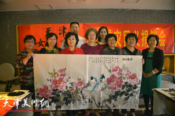 图为天津女子画院书画家募捐笔会现场。