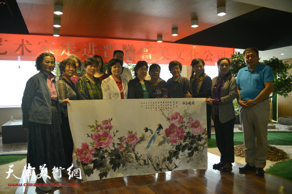 图为天津女子画院书画家募捐笔会现场。