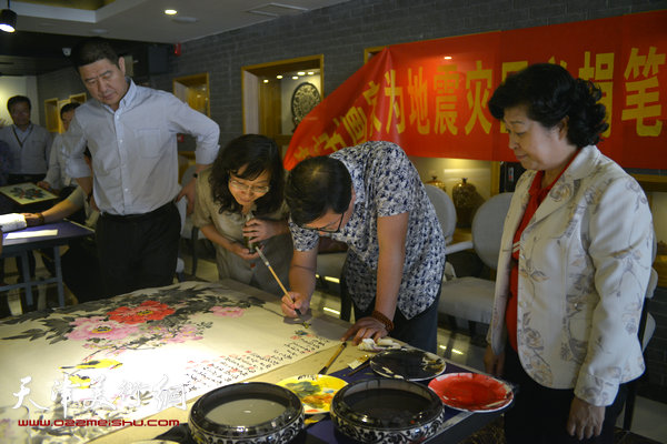 天津女子画院书画家募捐笔会现场，图为梦玉、刘千友、王太文。