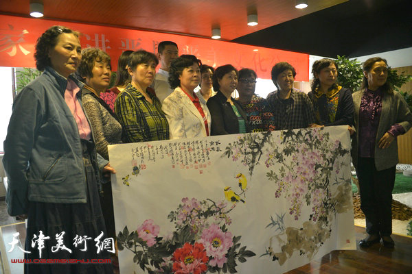 天津女子画院书画家募捐笔会现场，图为现场。
