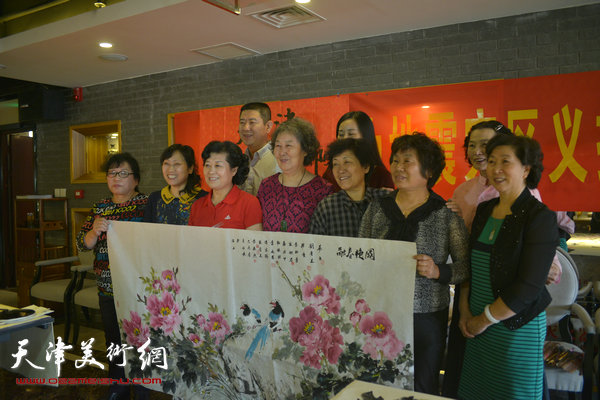 天津女子画院书画家募捐笔会现场，图为现场。