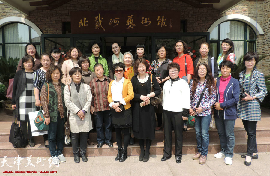 图为参展的京津冀女画家合影。
