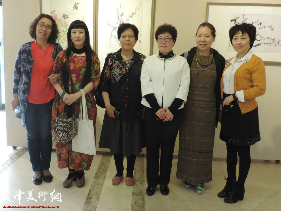 天津女画家与秦皇岛市女美术家协会主席陈永奇（左四）、副主席张永萍（右一）在会展现场。