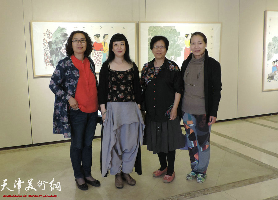 天津女画家（左起）肖英隽、黄雅丽、李娜、韩丽英
