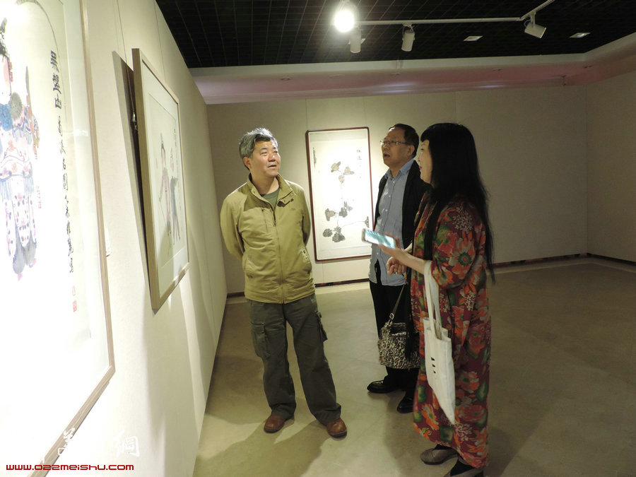 天津女画家黄雅丽与王界山先生交流。