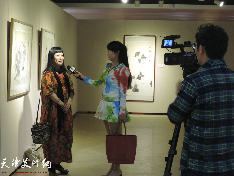 女画家黄雅丽接受媒体采访