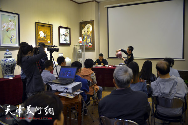 瓷都·景德镇陶瓷艺术品鉴会9日在风泉清听艺术馆举行。