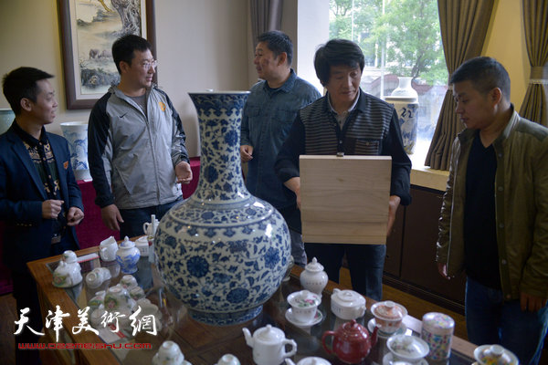 图为陶艺专家康意平向来宾介绍景德镇瓷艺。