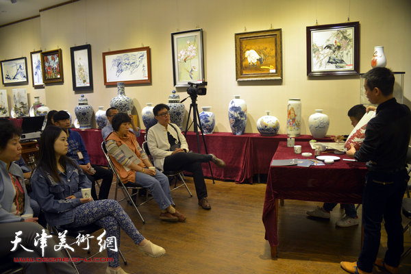 图为景德镇陶瓷艺术品鉴会现场。