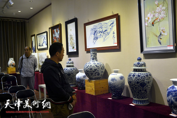图为景德镇陶瓷艺术品鉴会现场。