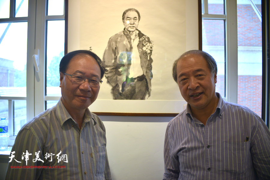 著名画家庞黎明水墨肖像画展暨作品研讨会举行，图为庞黎明与天津美协主席王书平在画展现场。