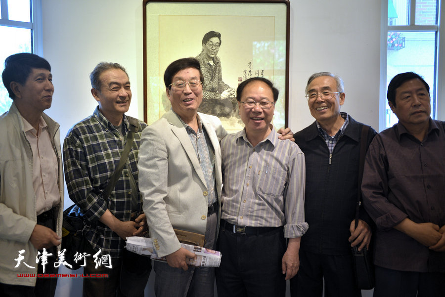 著名画家庞黎明水墨肖像画展暨作品研讨会举行，图为庞黎明与杜仲华、王书朋、张寿庠等在画展现场。