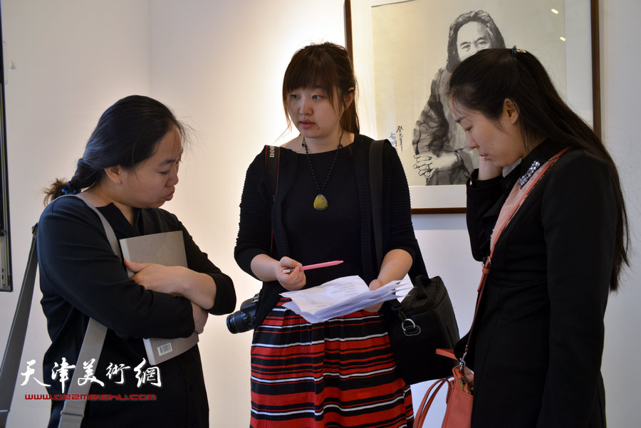 著名画家庞黎明水墨肖像画展暨作品研讨会举行，图为画展现场。