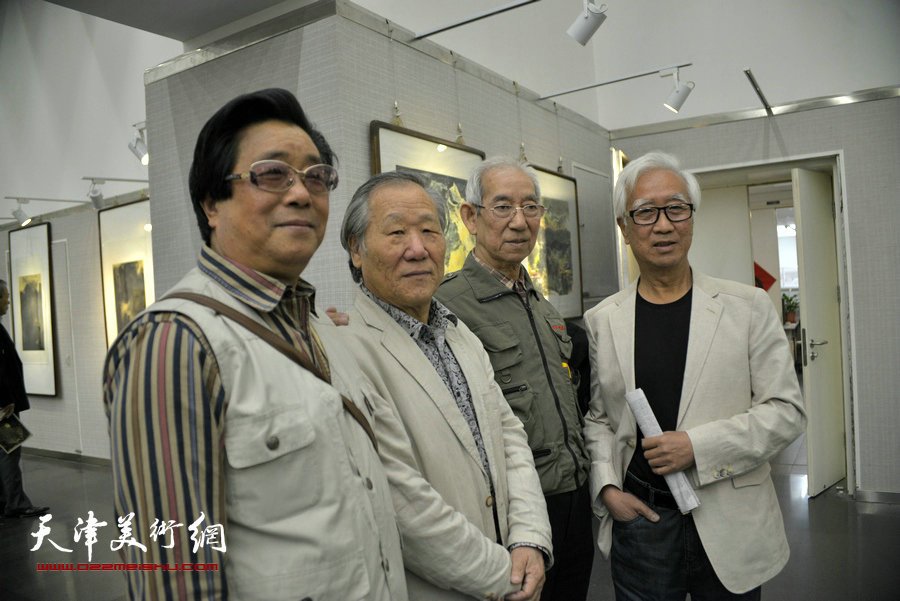 “津门二JI”纪振民姬俊尧山水画小品展在天津图书馆开幕