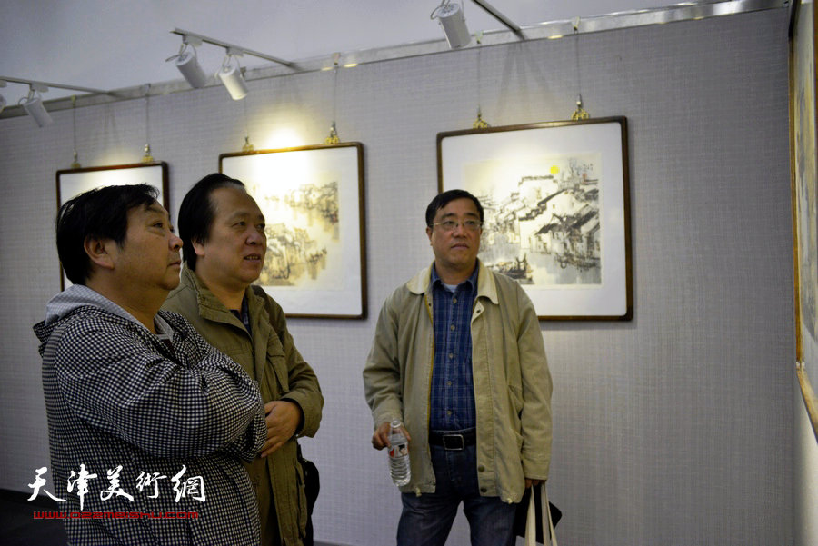 “津门二JI”纪振民姬俊尧山水画小品展在天津图书馆开幕，图为王秀琪、纪荣耀、刘绍斌在画展现场。