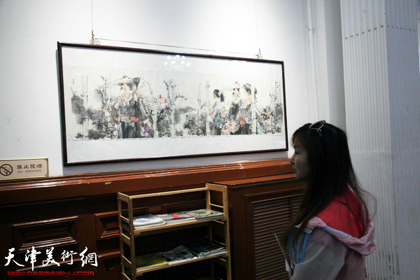 “走进宋庄——北京宋庄职业画家原创作品展”在天津西洋美术馆举行，图为展览现场。