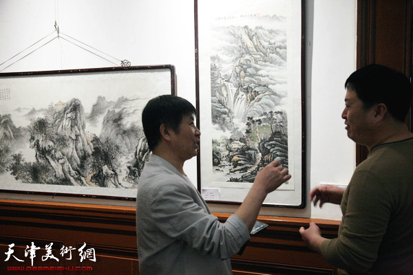 “走进宋庄——北京宋庄职业画家原创作品展”在天津西洋美术馆举行，图为展览现场。