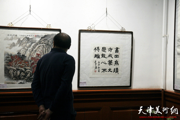 “走进宋庄——北京宋庄职业画家原创作品展”在天津西洋美术馆举行，图为展览现场。