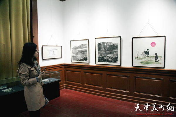 “走进宋庄——北京宋庄职业画家原创作品展”在天津西洋美术馆举行，图为展览现场。