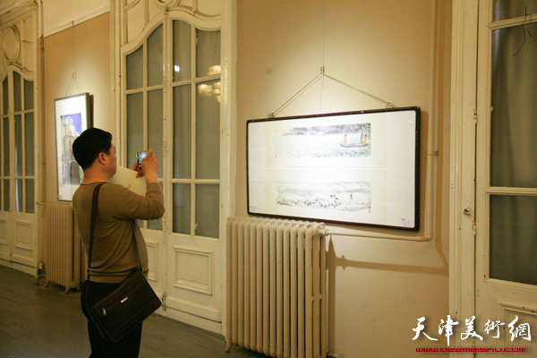 “走进宋庄——北京宋庄职业画家原创作品展”在天津西洋美术馆举行，图为展览现场。