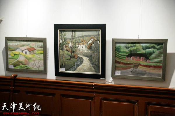 “走进宋庄——北京宋庄职业画家原创作品展”在天津西洋美术馆举行，图为展览现场。