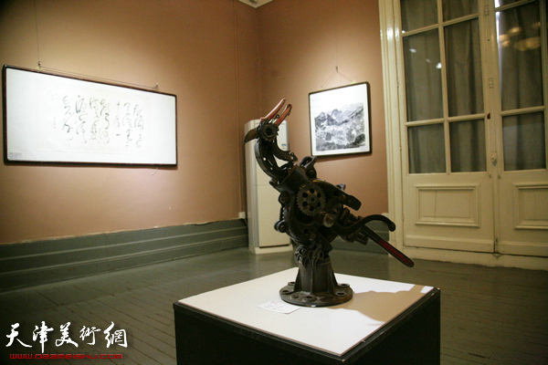 “走进宋庄——北京宋庄职业画家原创作品展”在天津西洋美术馆举行，图为展览现场。