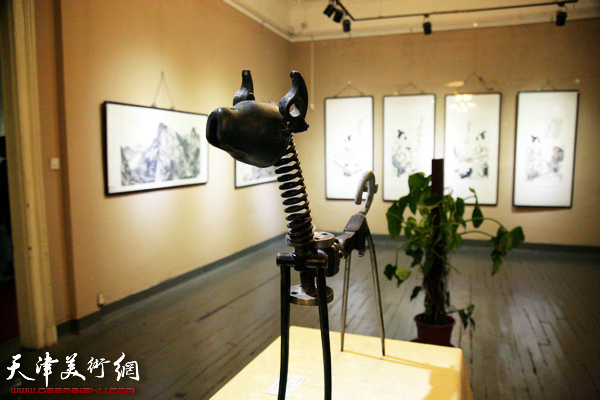 “走进宋庄——北京宋庄职业画家原创作品展”在天津西洋美术馆举行，图为展览现场。