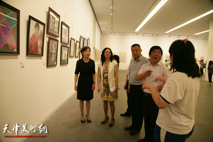 “我们的生活、我们的快乐”绘画作品展览在天津美术馆开幕，图为