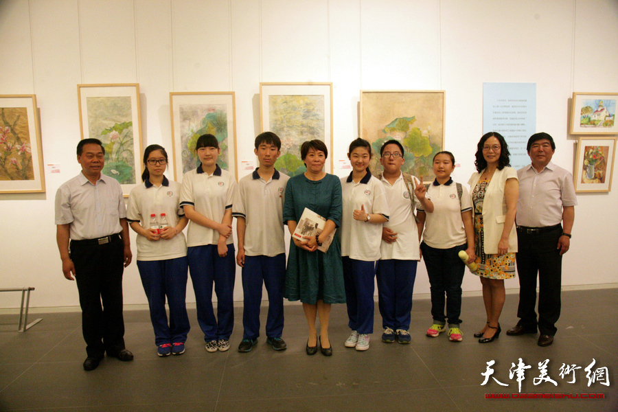 “我们的生活、我们的快乐”绘画作品展览在天津美术馆开幕，图为