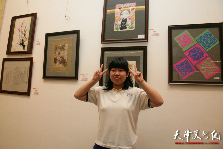 “我们的生活、我们的快乐”绘画作品展览在天津美术馆开幕，图为天津市聋人学校学生在其参展作品前。