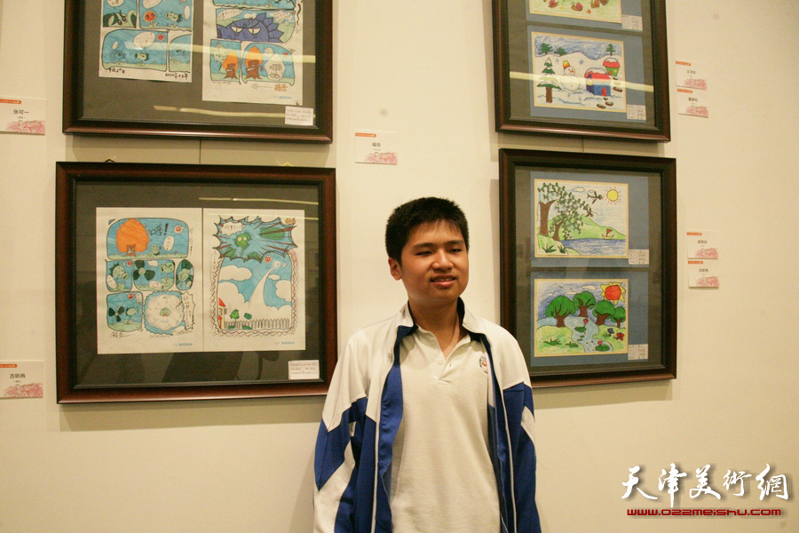 “我们的生活、我们的快乐”绘画作品展览在天津美术馆开幕，图为天津市聋人学校学生在其参展作品前。