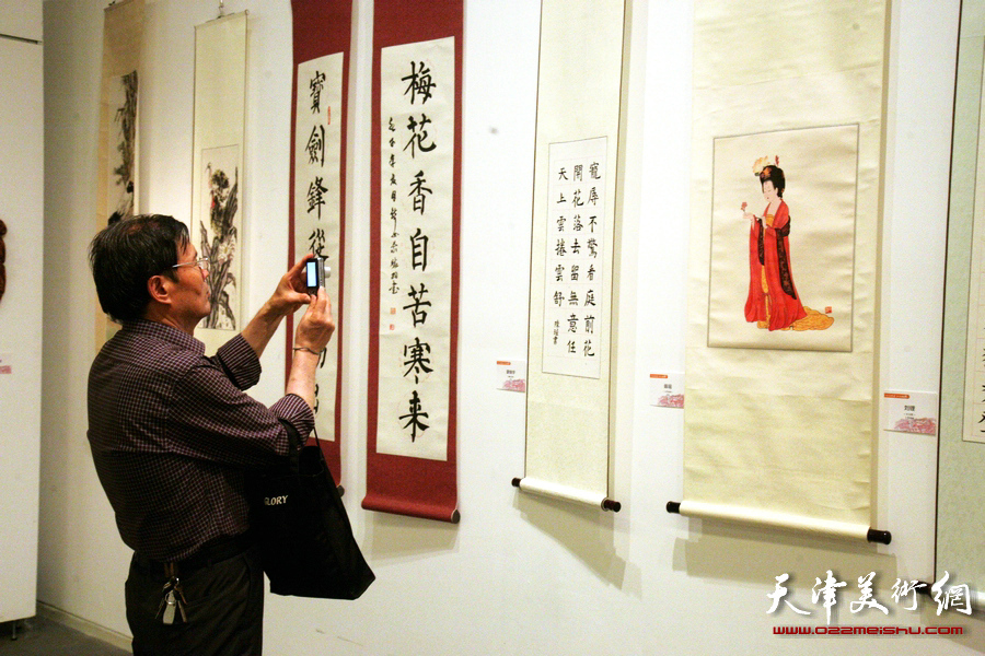 “我们的生活、我们的快乐”绘画作品展览在天津美术馆开幕，图为展览现场。